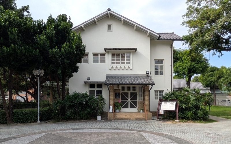 正面玄関のある2階建て建物の外観。