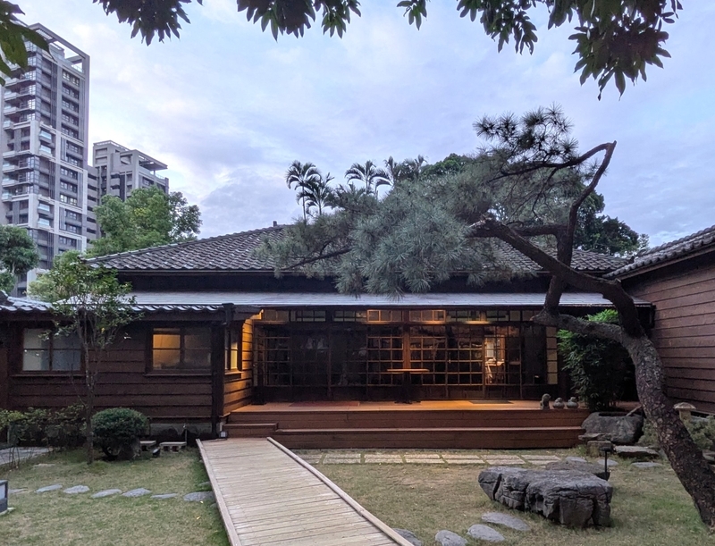 茶や懐石を楽しめる棟と庭園 茶や懐石料理を提供する棟とその前庭の様子。
