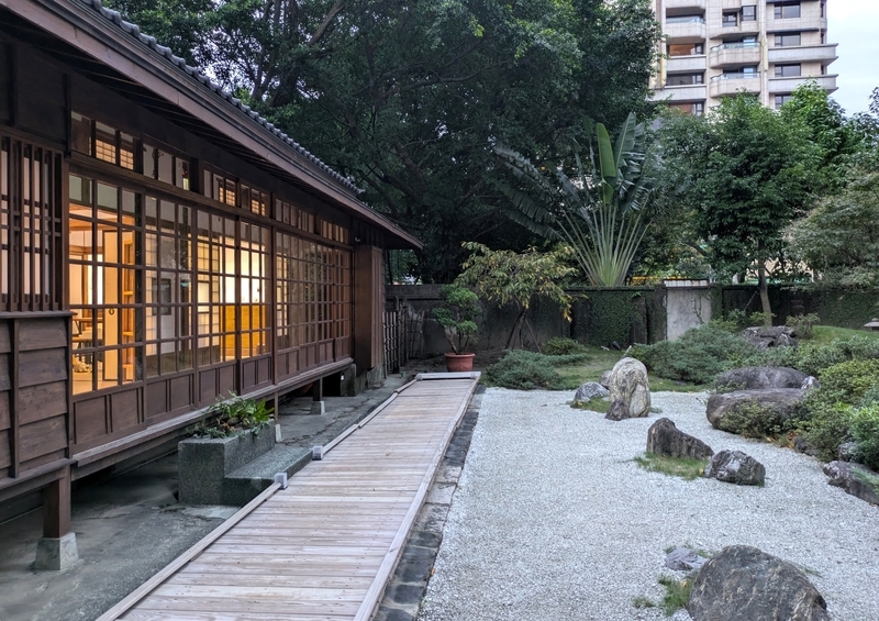 ギャラリー縁側と日本庭園 ギャラリーの縁側と日本庭園が調和した景観。