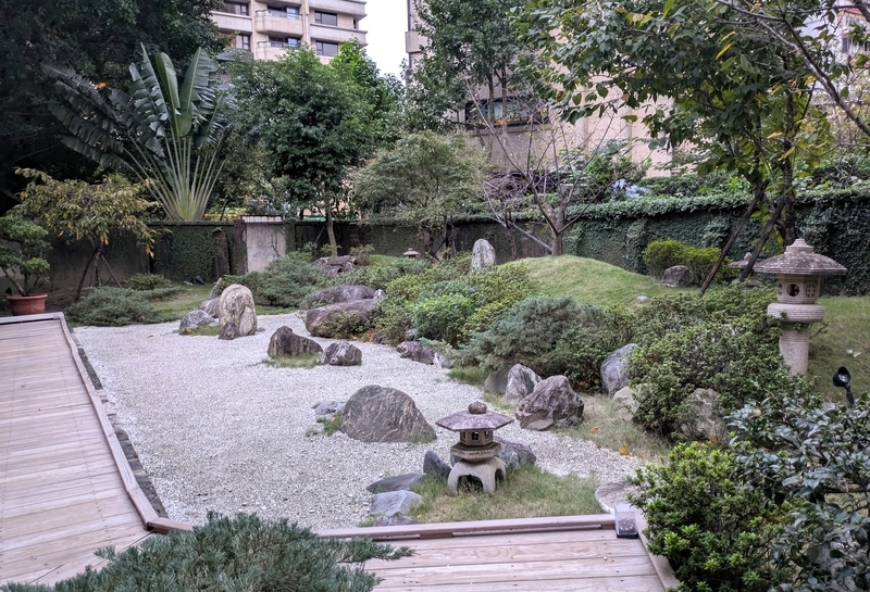 枯山水の日本庭園 枯山水で構成された日本庭園の様子。