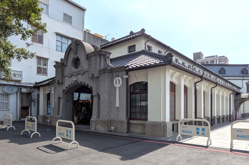 西市場本館の北側翼棟側の入り口で、アーチ装飾がみられる外観。