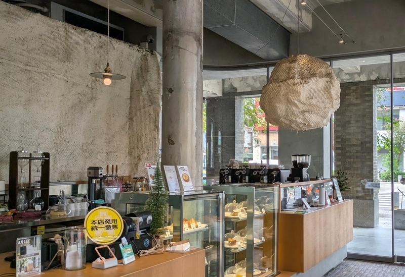 カフェのカウンター 驛前大和咖啡館のカフェのカウンターの雰囲気。