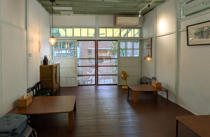 居場所コーナー 繋・本屋の書店内に設けられた居場所コーナーの様子。