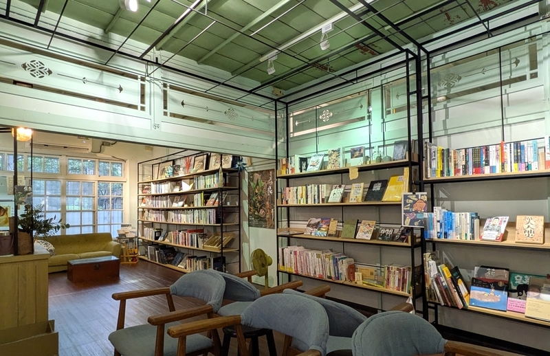 店舗内の様子 繋・本屋の店舗内の様子で、ソファや椅子が多く置かれている。
