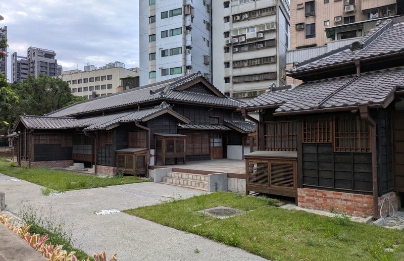 連続する日本家屋 二棟の日本家屋が連続して並ぶ外観。