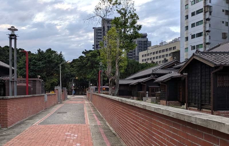 日本家屋群の配置 通りを挟んで左右に五棟の日本家屋が並んで建つ様子。
