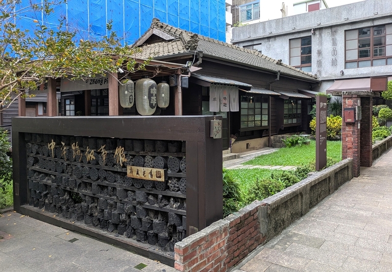門扉から見た景観 門扉越しに見た日式住宅とカフェ施設の様子。