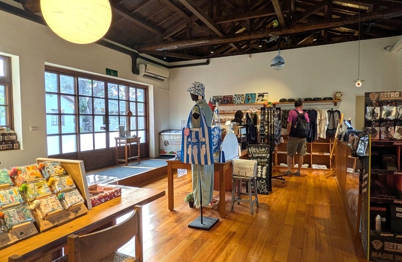 眷村共生基地の店内に並ぶ文化創意グッズ。