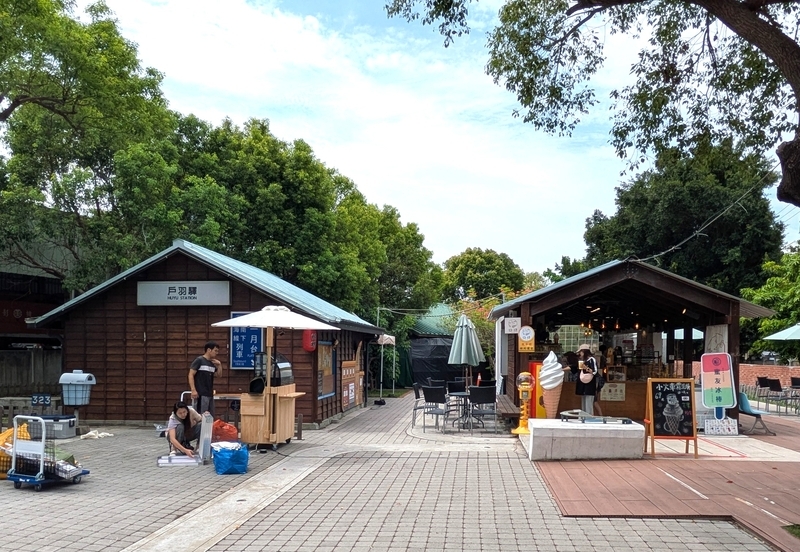 ショップやカフェが入る戸羽機關車園区の外観。