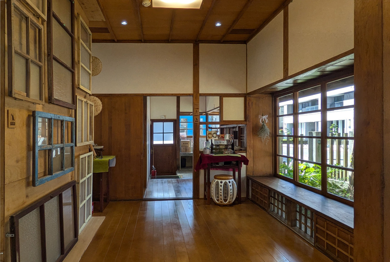 窓枠展示 当時の窓枠の一部が壁面に保存・展示されている様子。