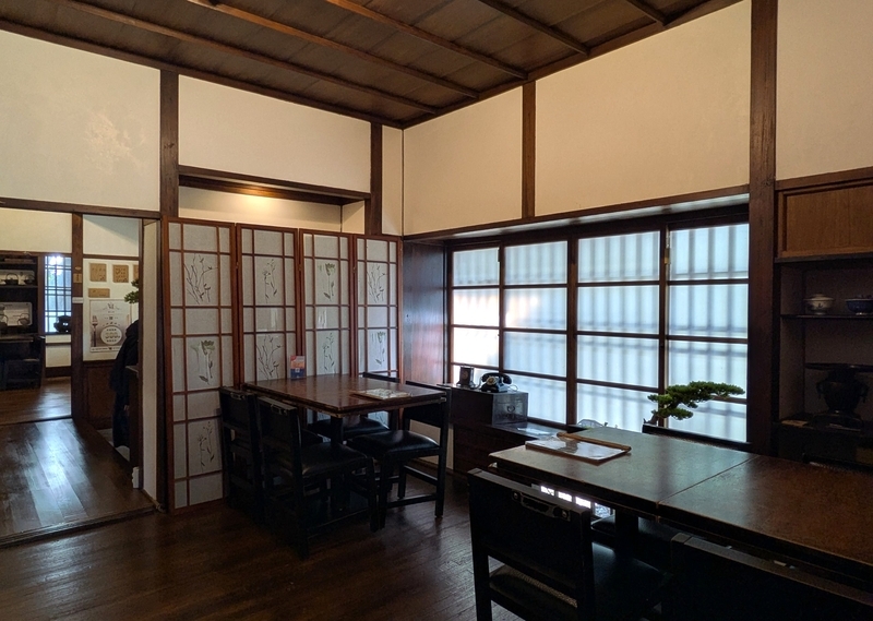客席構成 日本家屋の間取りを活かして設けられた複数の客席空間。