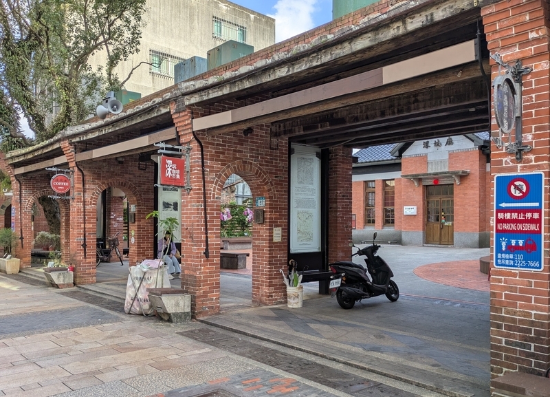 通り側外観 通り側から見た外観。老街のゲート奥に建物が位置している。