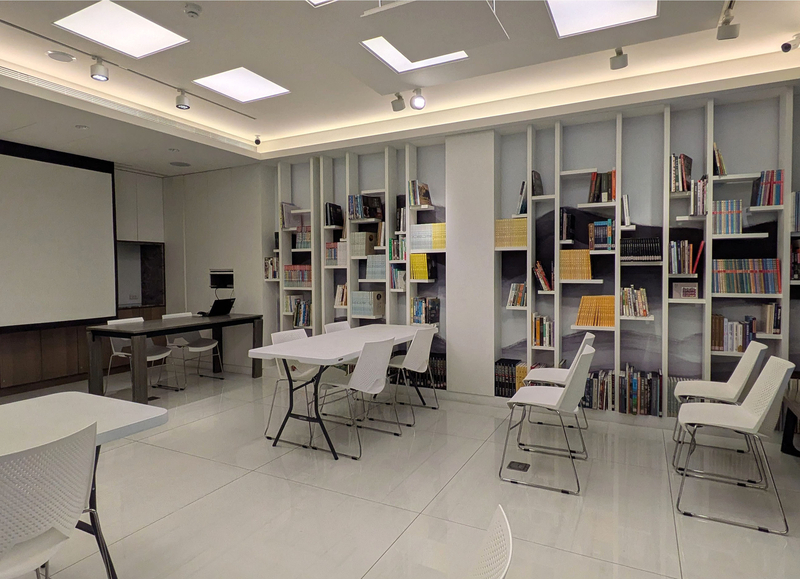 レクチャー室 1階に設けられた図書閲覧が可能なレクチャー室。