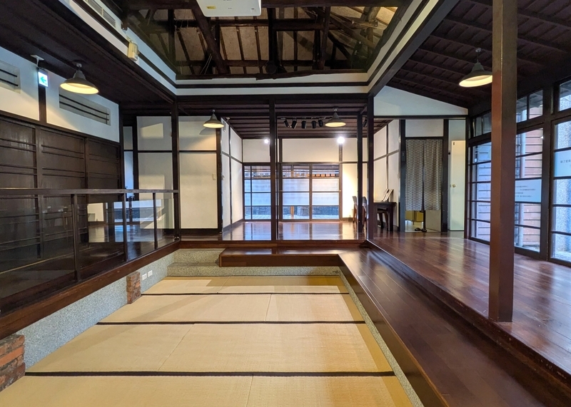 悦読館内部を反対側から見た様子。