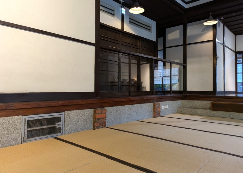 日本家屋の高床構造を活かした空間構成。