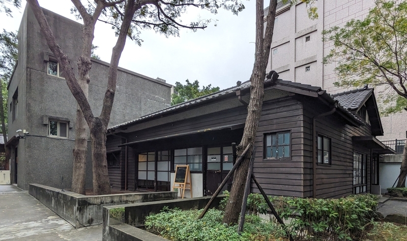 悦読館の外観。奥にRC造のビジターセンターが見える。