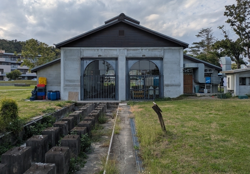 反対側の外観。引き込み線と修理溝が分かる。