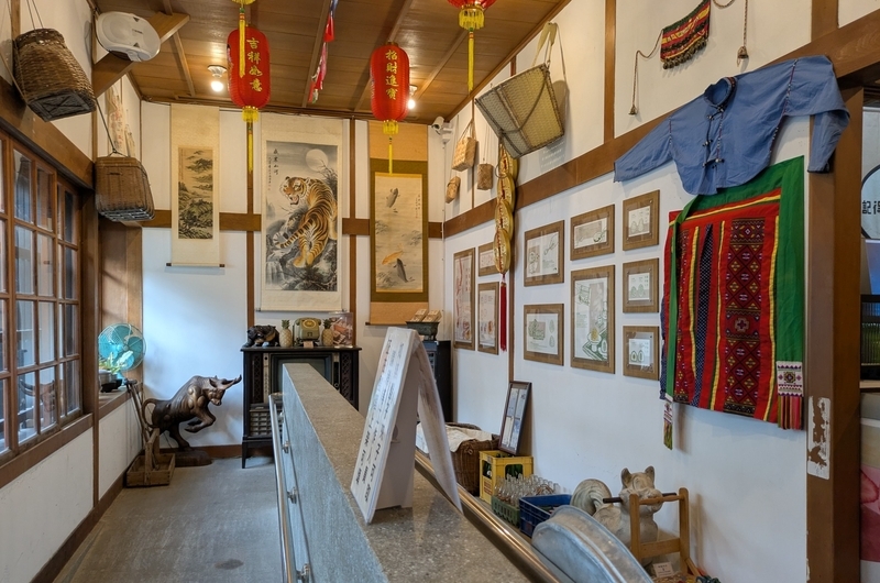 エントランス展示 エントランス部分にも、生活用品や古い家庭用品が展示されている。