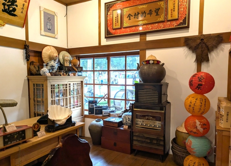 執務室と展示室 当時の執務室や、生活雑貨などの展示室。