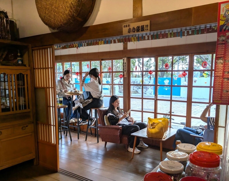 縁側の飲食コーナー 店内でスイーツやドリンクを食すことができるコーナー。日本家屋の縁側の部分。