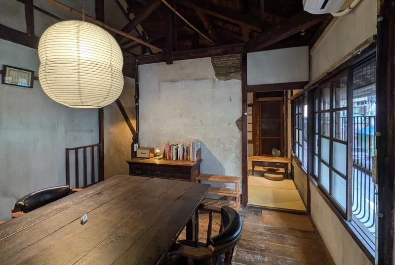 テーブル席 店内のテーブル席から奥の和室空間が見える嘉義の街屋リノベーションカフェ。