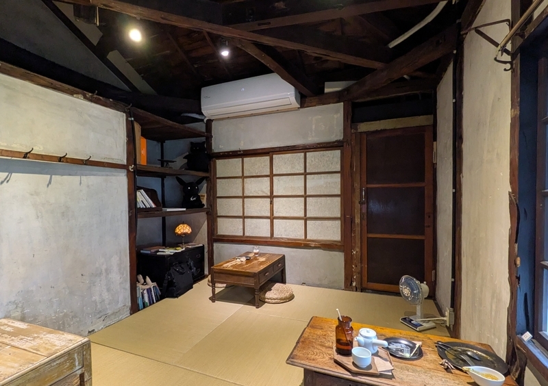 嘉義の本コーナー 和室の奥には嘉義を紹介する本を自由に読めるブックコーナーが設けられている。