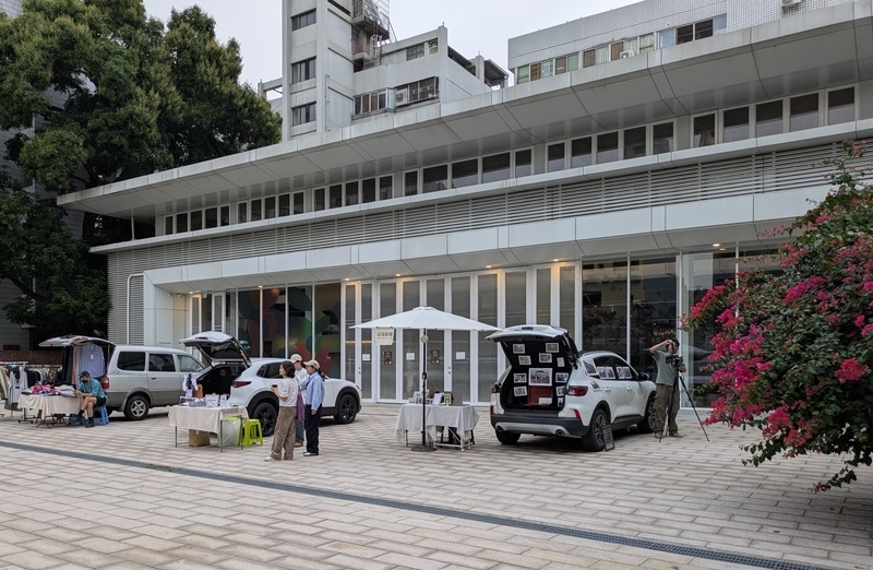 木造構造と現代建築 復刻再現した木造構造を覆う現代建築と前庭の様子。