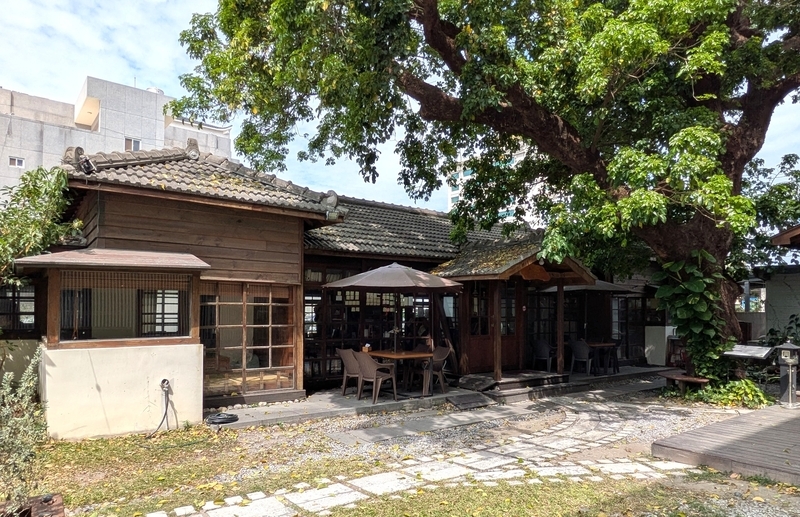 庭からの外観 大きな樹木や庭木に囲まれた広い庭から見た太麻里文創咖啡館の外観。