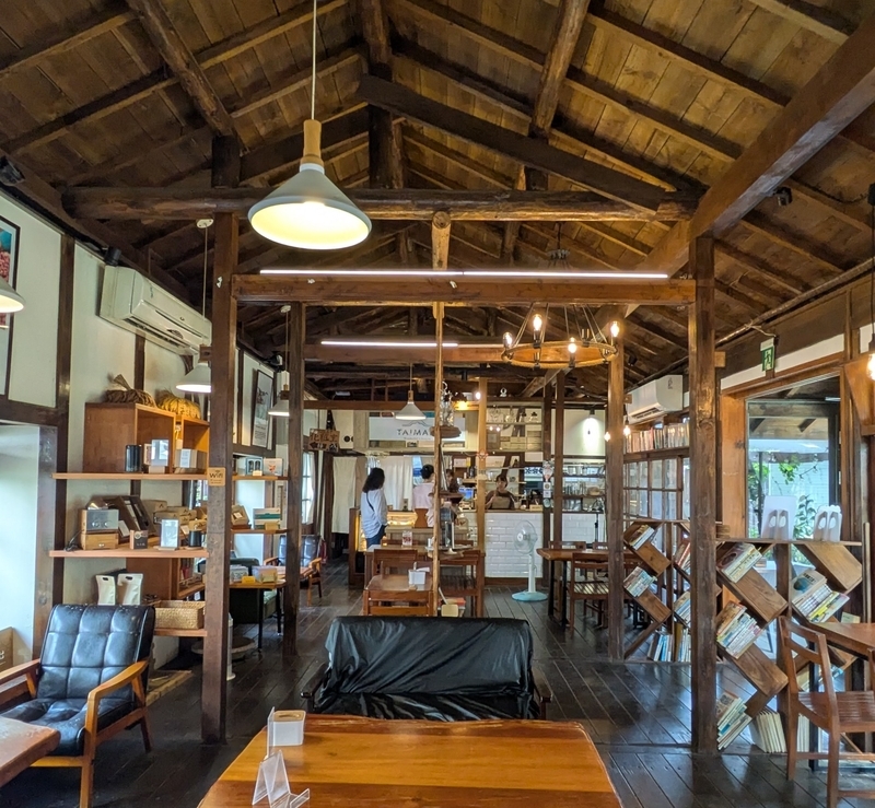 室内客席 小屋組や柱梁が見える太麻里文創咖啡館の室内客席。