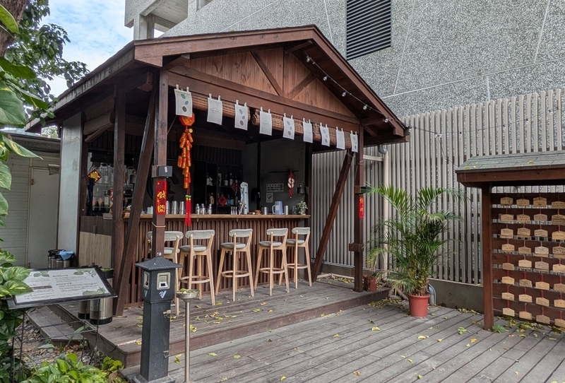庭の席 庭のテーブル席。気候がよい時に利用される屋外席。