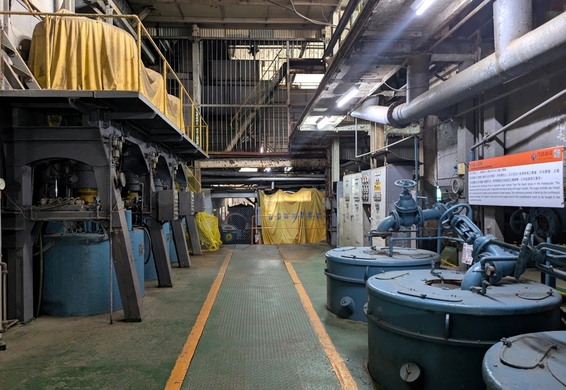 製糖設備の保存展示 製糖工場内部に保存展示された当時の製糖設備。