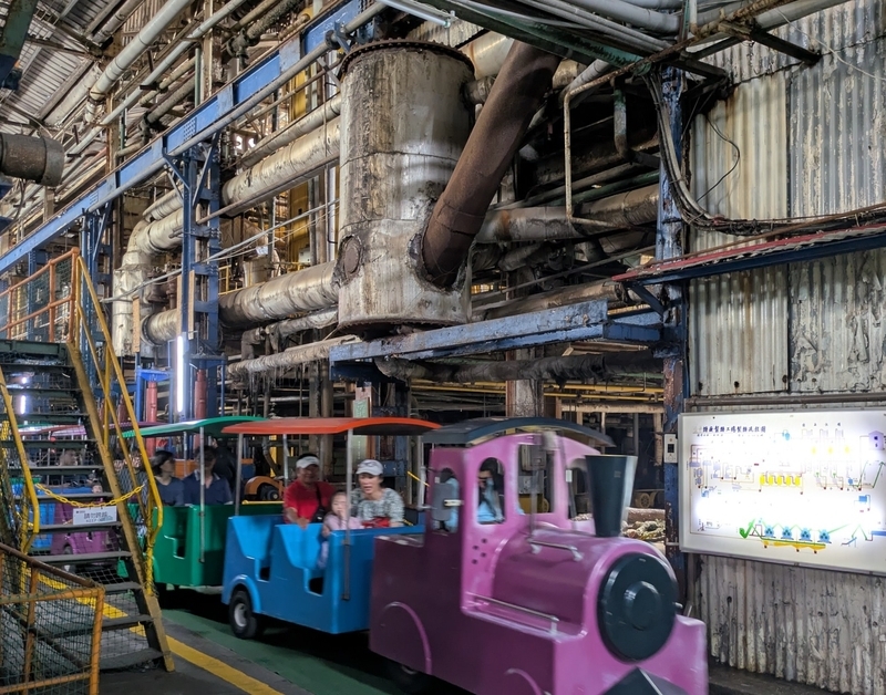 観光トロッコ 製糖工場内部を走る観光用のミニトロッコ。