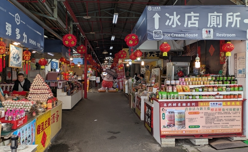 ショッピングストリート ショップやお土産店が並ぶ月眉糖廠のショッピングストリート。