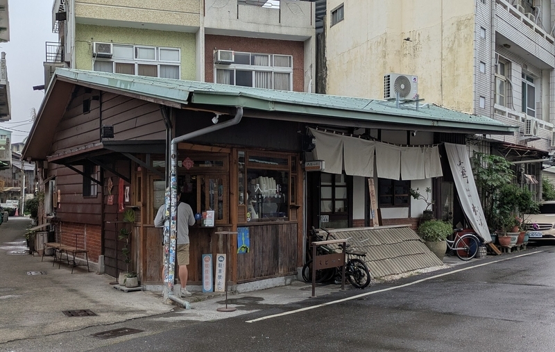 老屋の外観 2つの店舗が入居する老屋の外観。