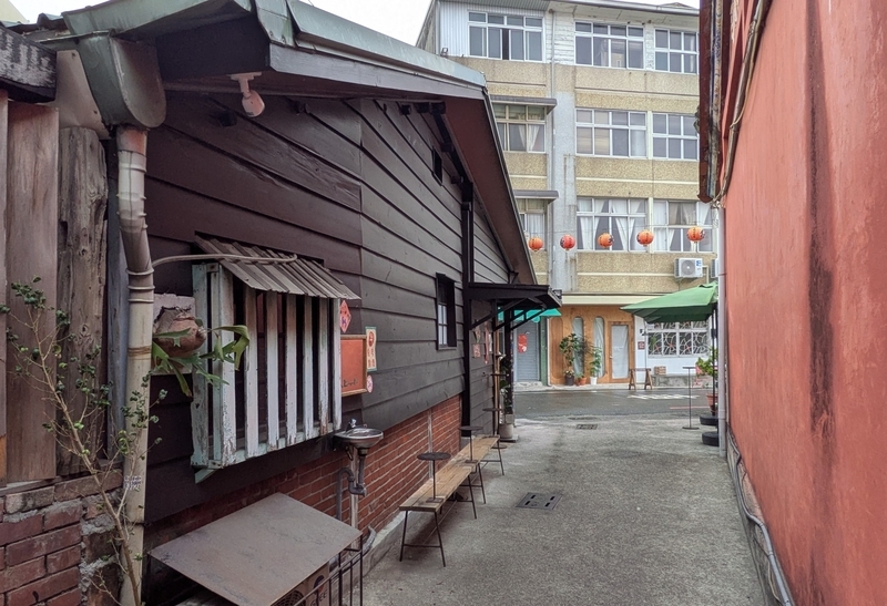 路地のベンチ 店舗横の路地に設けられたベンチ。