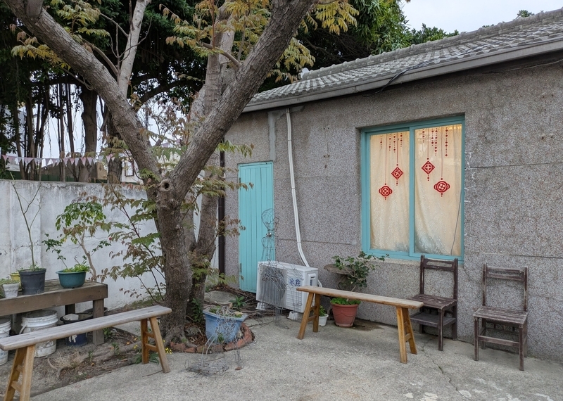 路地から入った中庭に面する住宅。