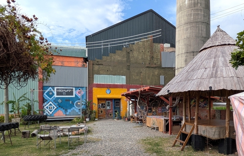 煙突下の展示 煙突足下の外部空間で展示されている作品。