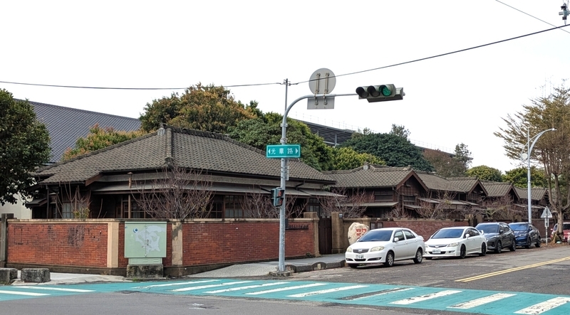 道路側から見た日本家屋宿舎の街並み。門扉で囲われている。