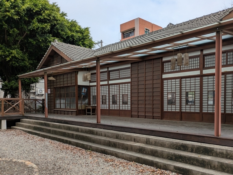 日本家屋をリノベーションした施設地板劇場の外観。