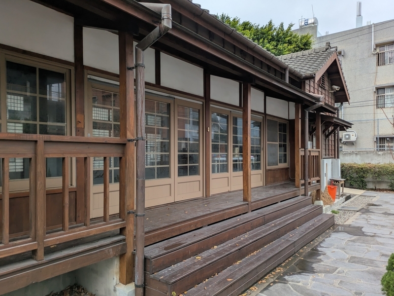 地板劇場を別の角度から見た外観。