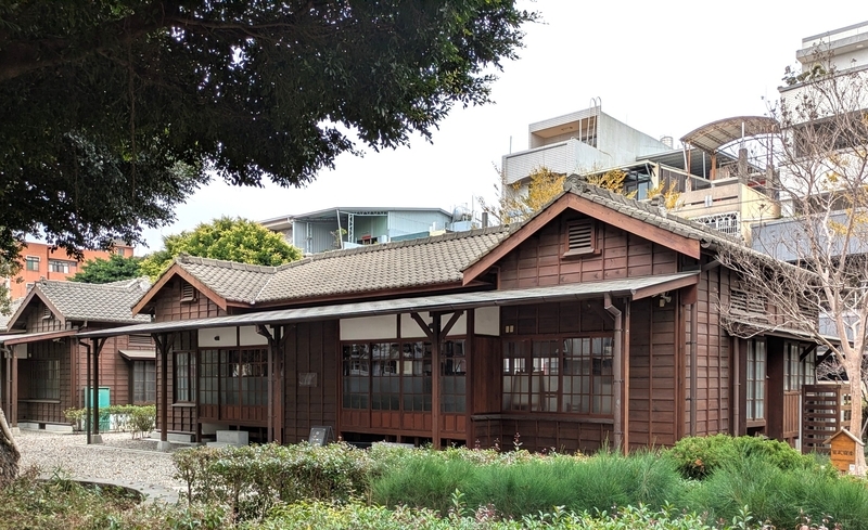 2戸1形式の日本家屋宿舎の外観。