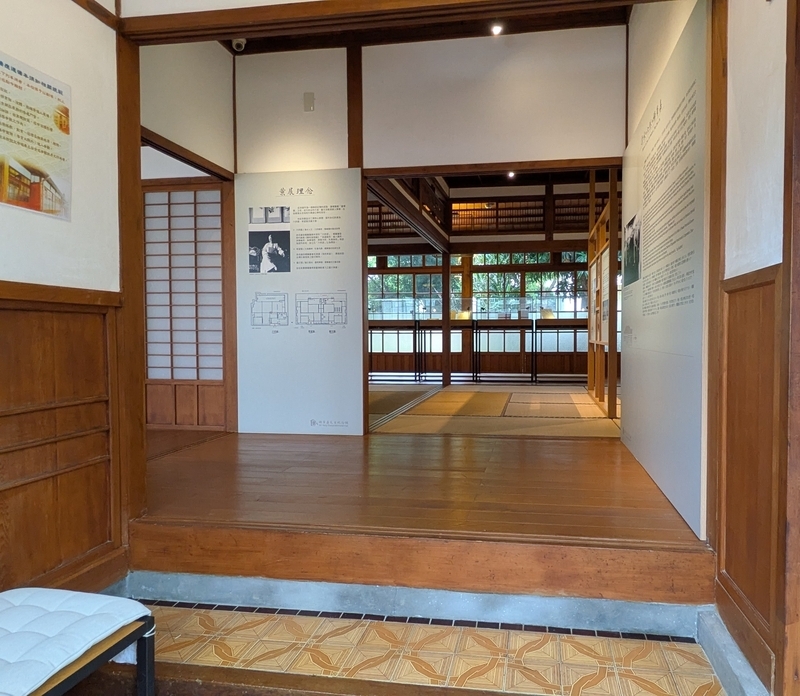 玄関を入った位置に設けられた建物に関する展示。