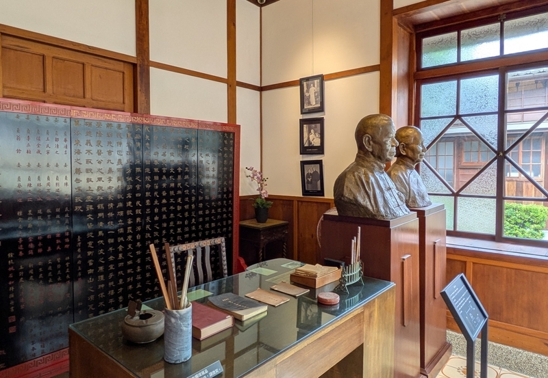 洋室に設けられた銅像と執務空間の再現展示。