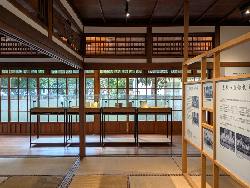 畳の間や鴨居、窓枠に合わせた細い材による展示。