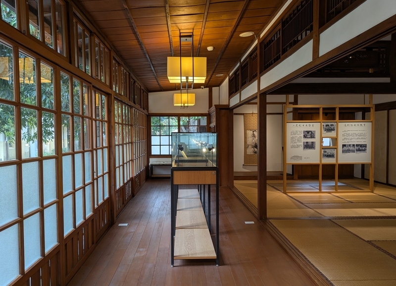 幅の広い縁側である広縁を使った展示。