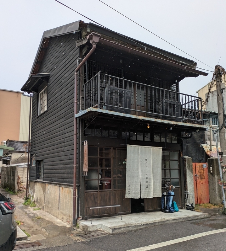 カフェの外観 全体の外観。こじんまりとしたカフェの建物。