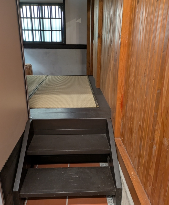 畳敷きの小上がり さらに奥の部屋に設けられた畳敷きの小上がり。