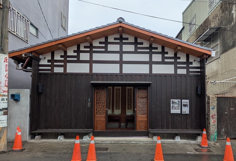 正面ファサード 蘭井街楊宅の正面ファサード。柱と梁の独特な構法が外観に表れている。
