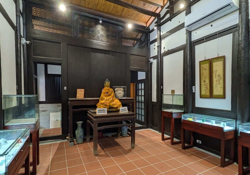 展示室内部 玄関から入ってすぐの展示室。天井近くの細かな格子も復元されている。