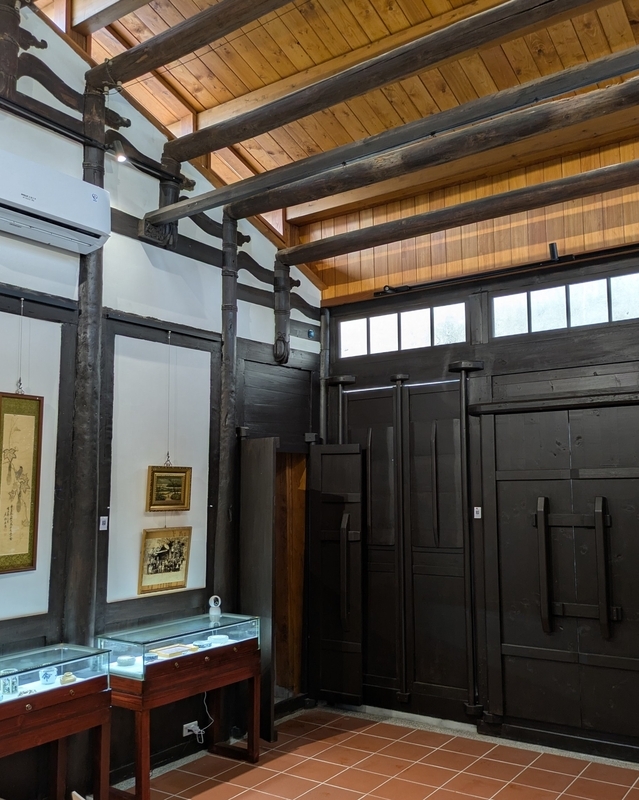 室内展示 蘭井街楊宅の室内にあるドアと展示物。